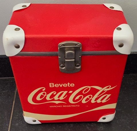 96100-1 € 10,00  coca cola koffertje bevete 21x 18 x 10.jpeg